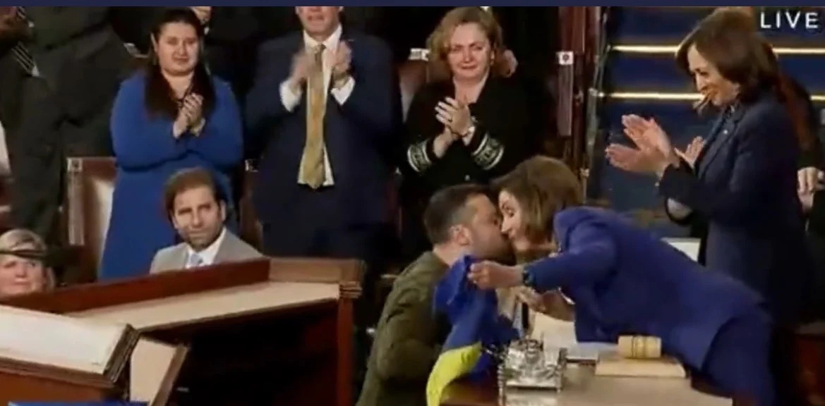 zelensky_smooch_pelosi.jpg